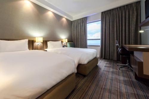 Standard Twin Room image 10
