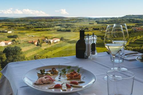 A környék, Buzinel Estate in Ceglo