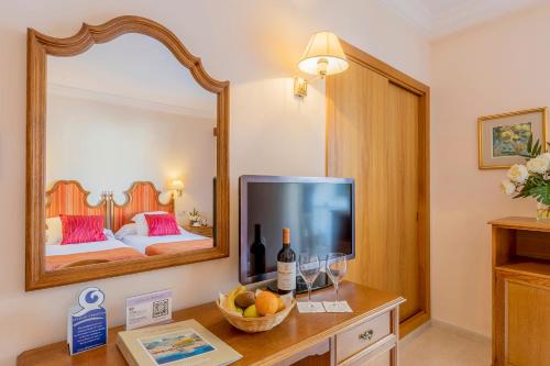 Hotel Miramar Stop at Hotel Miramar to discover the wonders of Majorca. The property features a wide range of facilities to make your stay a pleasant experience. All the necessary facilities, including free Wi-Fi i