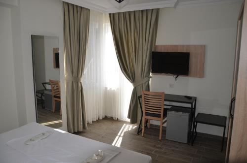Piyes Otel