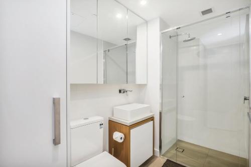 KOZYGURU FORTITUDE VALLEY DESIGNER GRADE 2 BED APT FREE PARKING QFV179-1401