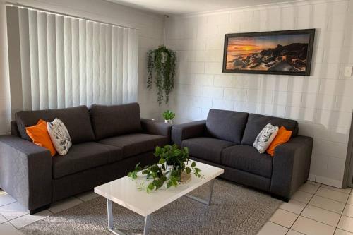Andergrove Home with a Garden View-Wi-fi & Netflix