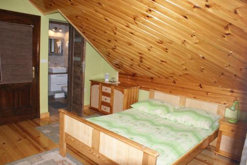 1 double bed, 1 twin bed