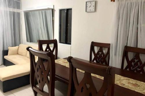 Local House Near Beach with 3 Rooms, City Center in นากัว