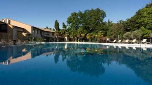 . Logis Hotel Restaurant SPA Les Oliviers