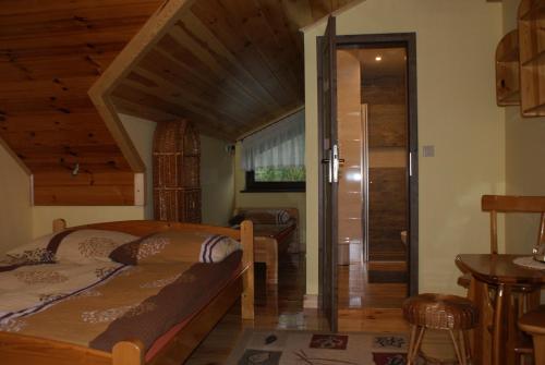 1 double bed, 2 twin beds