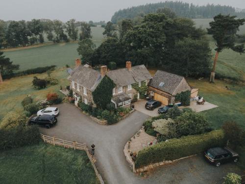 Mid-Wales Farmhouse, swimming pool, tranquil countryside views, sleeps 14 in Meifod