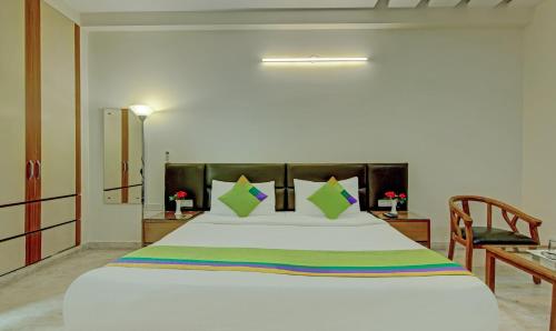 [Sanitized] Deluxe Double Room image 3