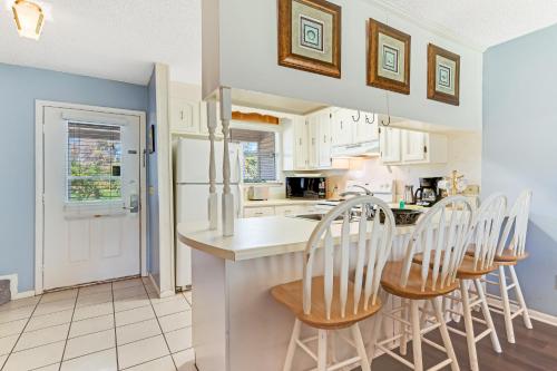 Deluna Court Getaway - image 5