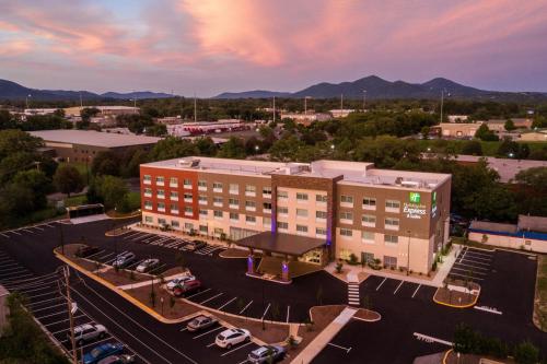 Holiday Inn Express & Suites - Roanoke – Civic Center