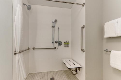 Deluxe King Room - Mobility Access Roll in Shower/Non-Smoking