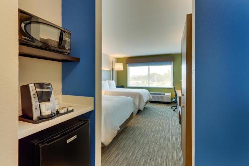 Holiday Inn Express & Suites - Roanoke – Civic Center