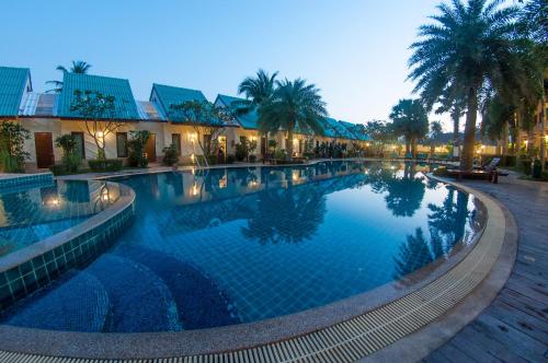 Swimming pool, The Green Beach Resort in Samroiyod