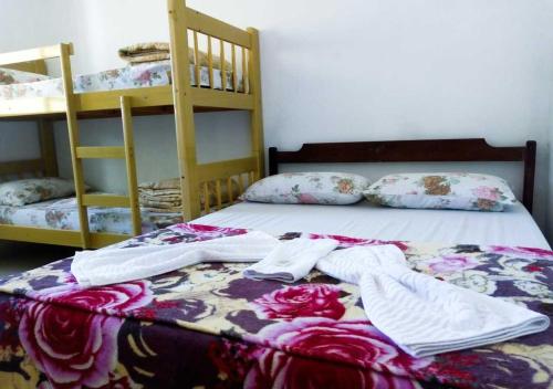 1 double bed, 1 bunk bed