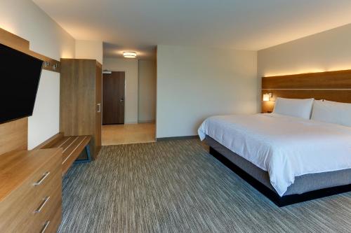 Holiday Inn Express & Suites - Roanoke – Civic Center