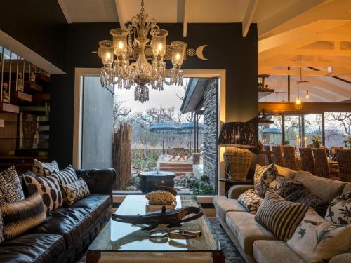 270557470 Safari Moon Luxury Bush Lodge