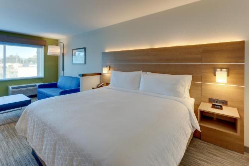 Holiday Inn Express & Suites - Roanoke – Civic Center