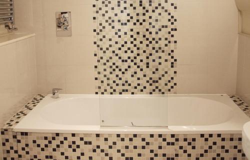 The White Hart - image 14