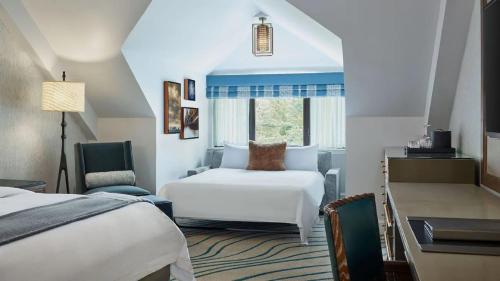 Deluxe Queen Room with Mountain View
