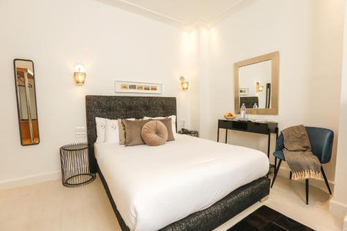 270561943 Suite Azur Hotel