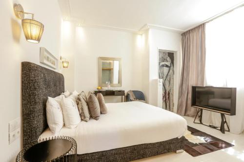 270562036 Suite Azur Hotel