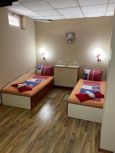 2 twin beds