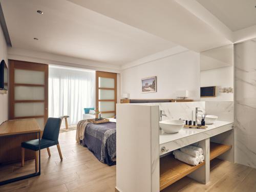 Cavo Orient Beach Hotel & Suites Room Type - Deluxe Suite with Private Pool - Annex 656 ft.