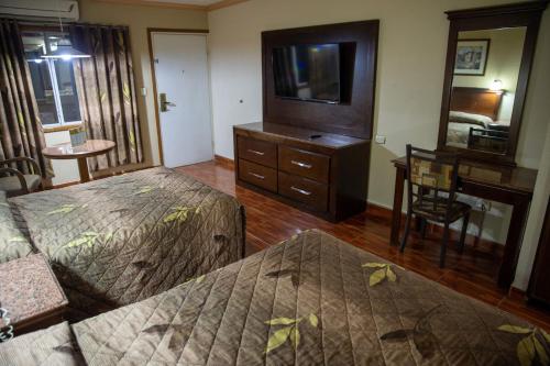 2 queen beds