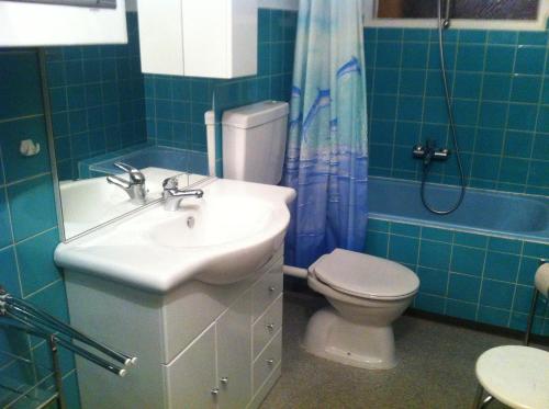 2 twin beds, 1 sofa bed