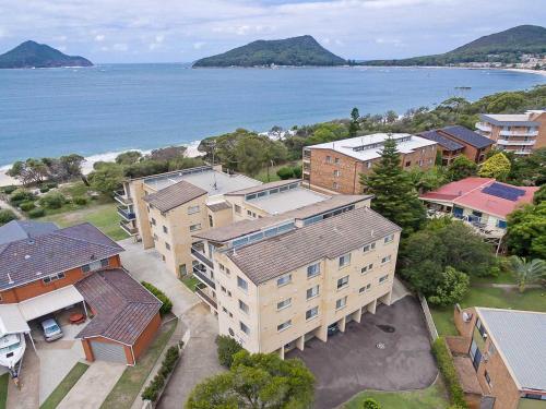 12 'The Helm', 22 Voyager Close - unit in Little Beach with direct access to Shoal Bay Beach!