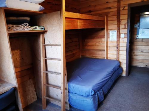 1 double bed, 1 bunk bed