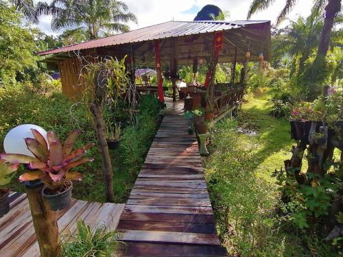 Restaurant, Koom Kachanaan in Tub Kaek Beach