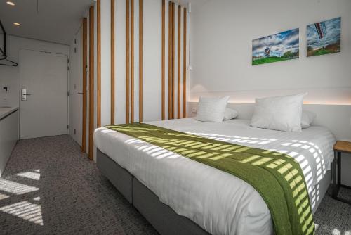 Standard Room with Bath image 10