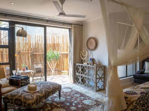 270613525 Safari Moon Luxury Bush Lodge