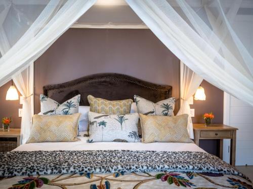 270613528 Safari Moon Luxury Bush Lodge