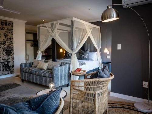 270613567 Safari Moon Luxury Bush Lodge