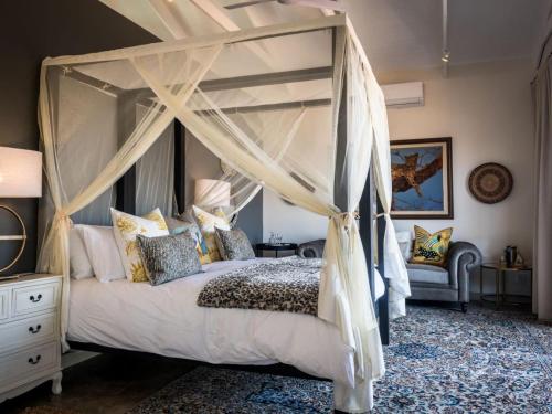270613702 Safari Moon Luxury Bush Lodge