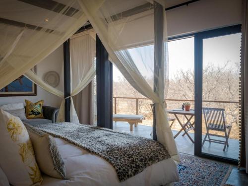 270613723 Safari Moon Luxury Bush Lodge