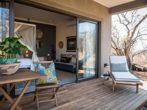 270613729 Safari Moon Luxury Bush Lodge