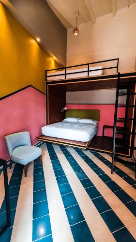 1 queen bed, 1 double bed