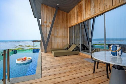 ระเบียง/ชานเรือน, แอสตัน อันเยอร์ บีช โฮเต็ล (Aston Anyer Beach Hotel) in อันเยอร์