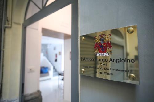 L'antico Borgo Angioino, Naples