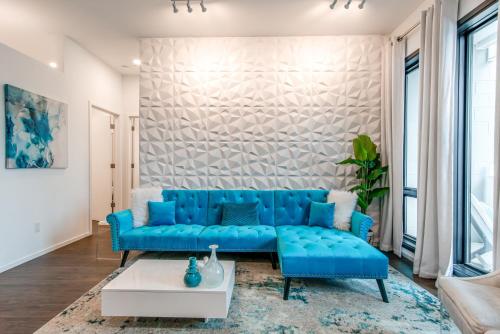 Illume - 2 Ultramodern Suites - Courtyard Pool condo - image 9