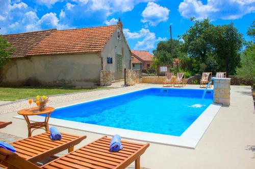 Holiday Home Miljevci Brištane - image 8