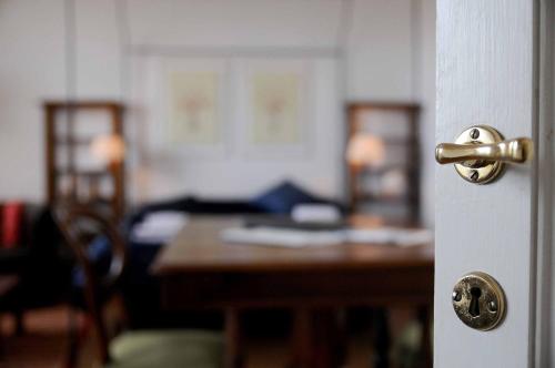 charming Studio apartment in front of the Arno river - image 2