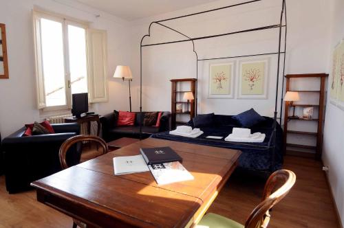 charming Studio apartment in front of the Arno river - image 8