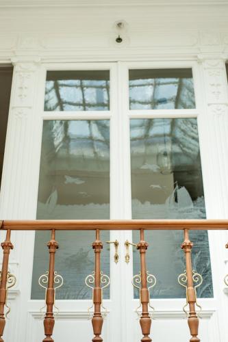 King Suite with Balcony image 4