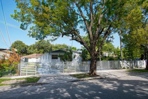 New! 2 Bd 1 Bth apt Next to Design District (2)
