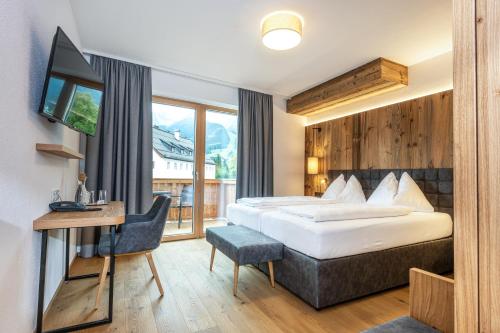 1 king bed, 1 twin bed
