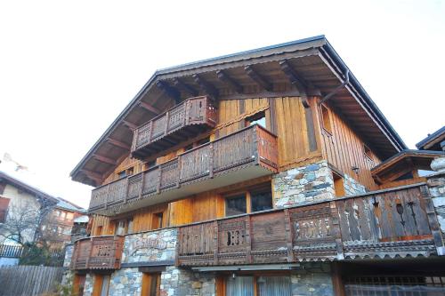 Chalet Dolomites is in Montchavin village La Plagne with a private jacuzzi gîte à louer Montorlin